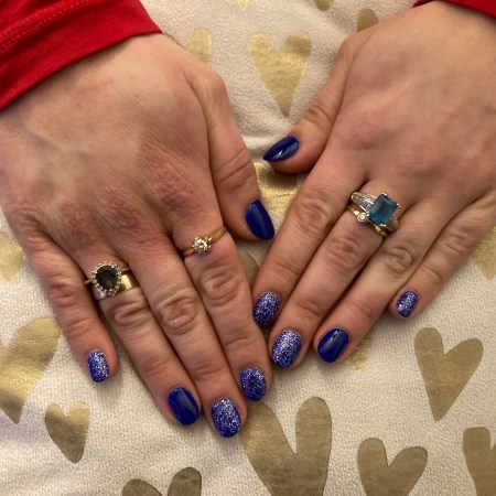 Glittery nails in purple.