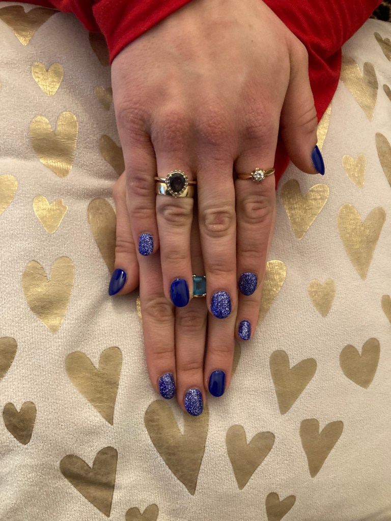 Glittery nails in purple.