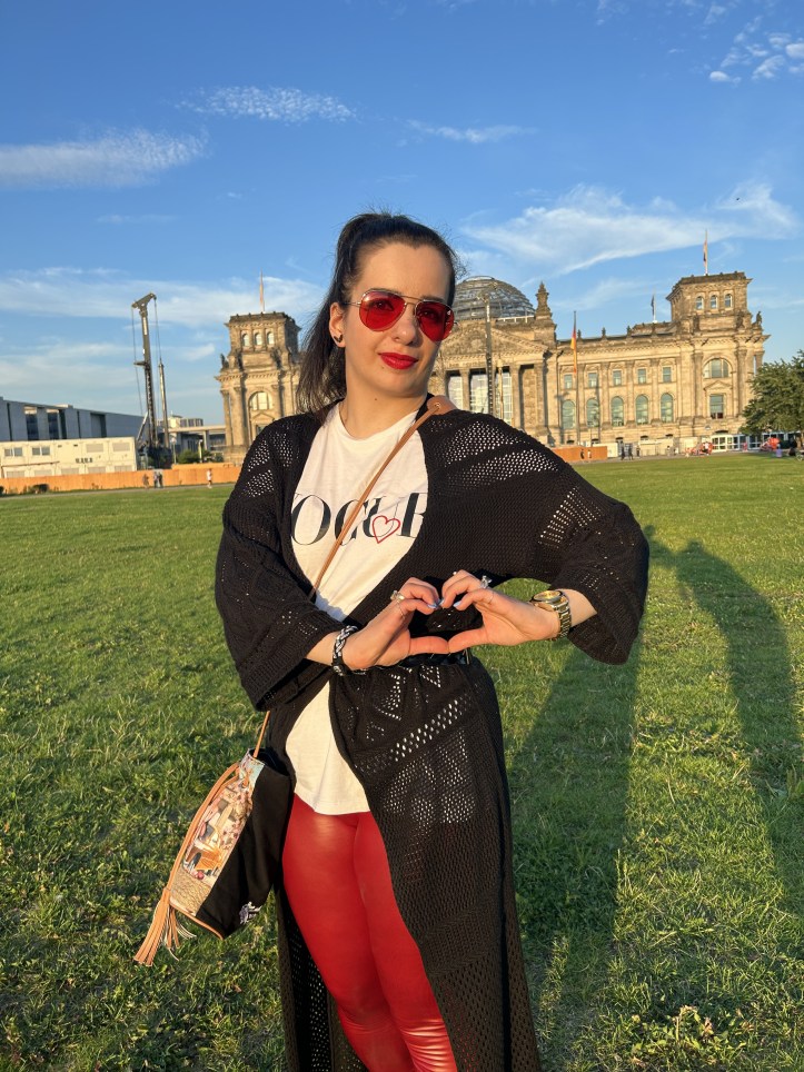 T-shirts with a message worn with a coarse-knit cardigan.