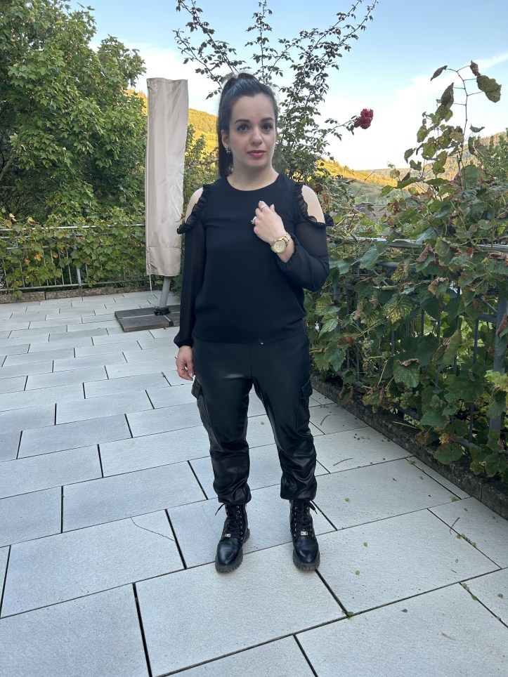 A look in black all over and with faux-leather baggy-pants and filigree combat boots.