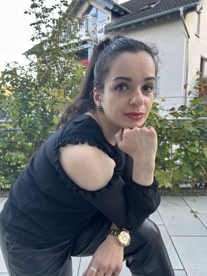 A look in black all over and with faux-leather baggy-pants and filigree combat boots.