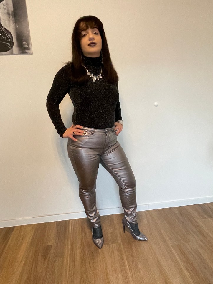 An outfit combining glitter and shiny elements from head to toe with dark berry lips and pastel eyes.