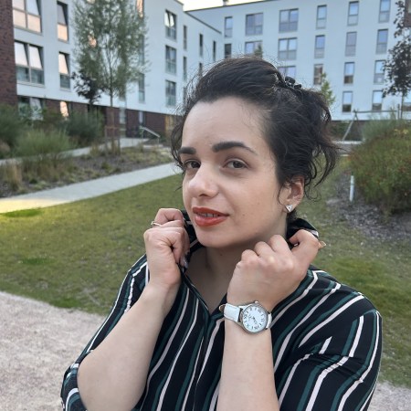 A casual striped shirt worn with white skinny jeans and golden ballerinas.