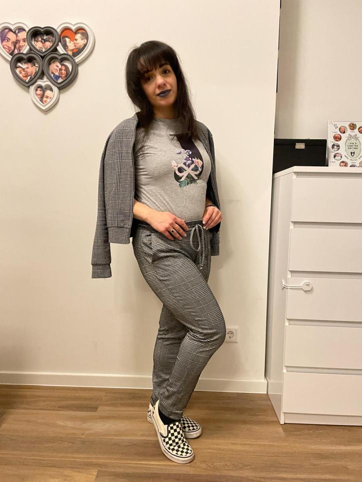 A sporty business look in light grey with black lips.