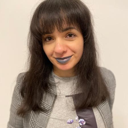 A sporty business look in light grey with black lips.