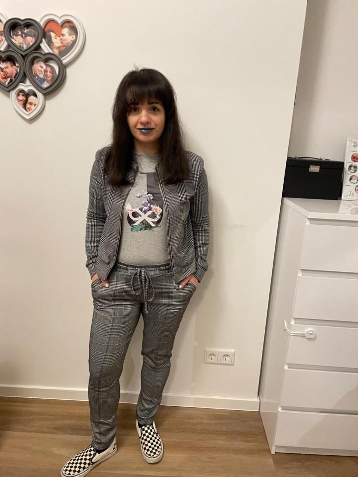 A sporty business look in light grey with black lips.