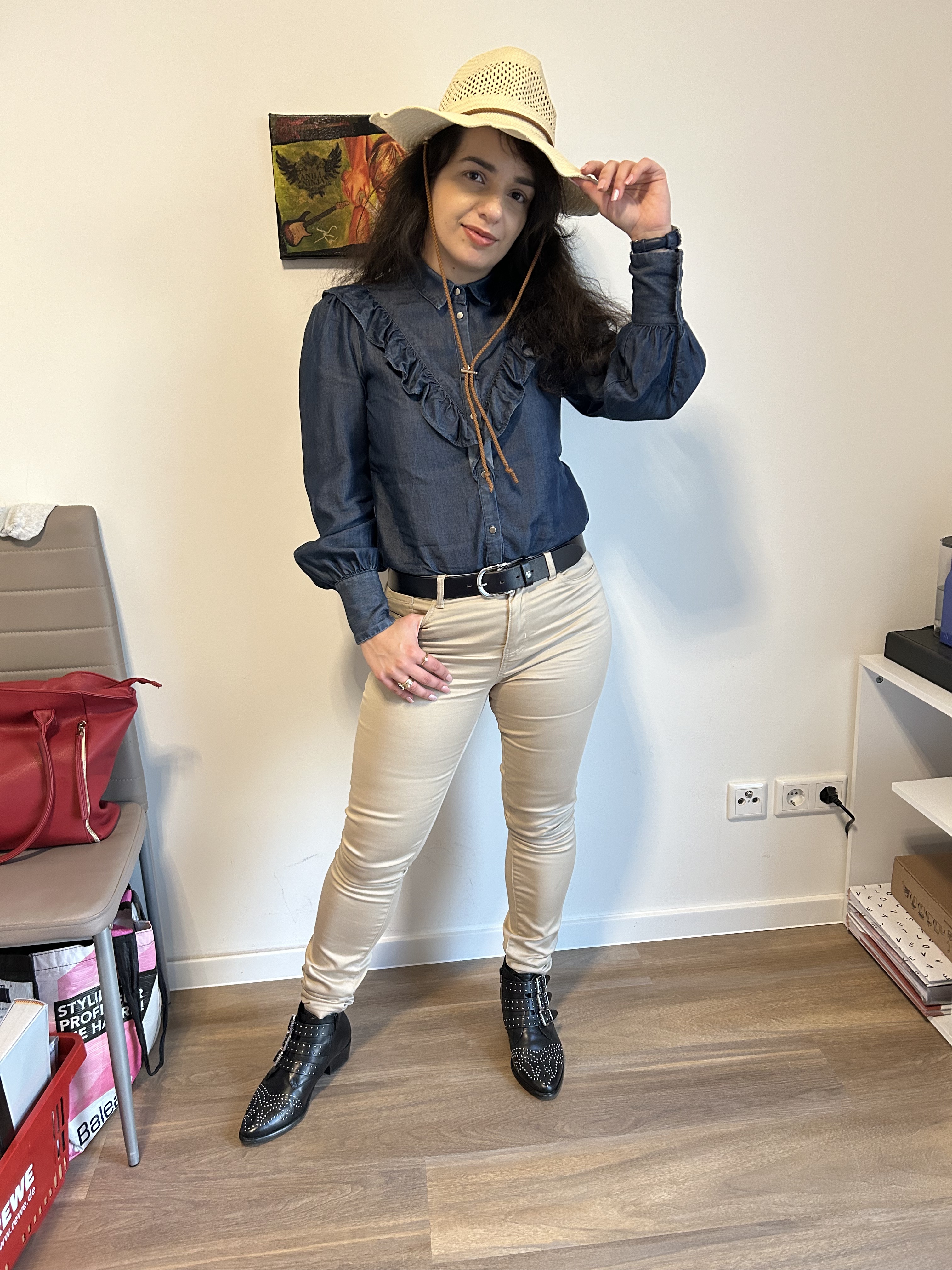 A cowgirl-look blue denim combined with black and sandy beige.