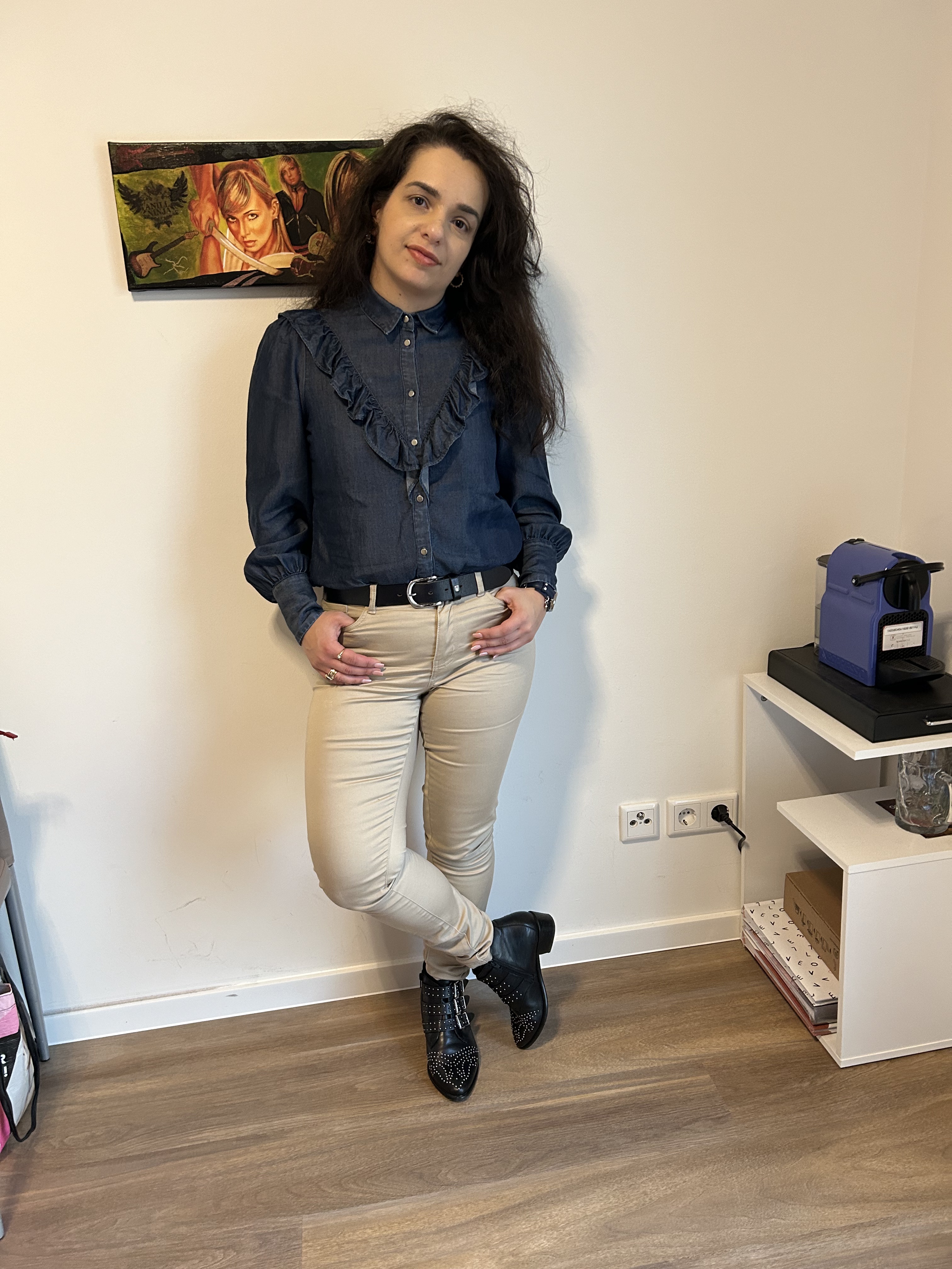 A cowgirl-look blue denim combined with black and sandy beige.