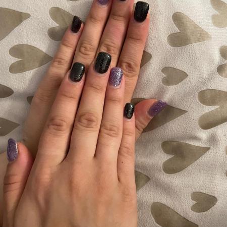 Dazzling all day with nail-art in black and lilac.