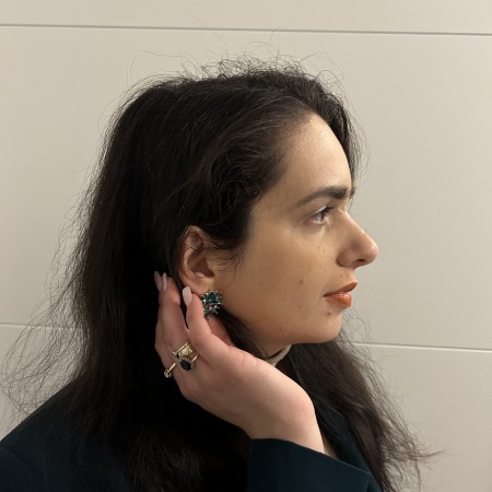 The season key-piece long-blazer in dark green combined with beige.