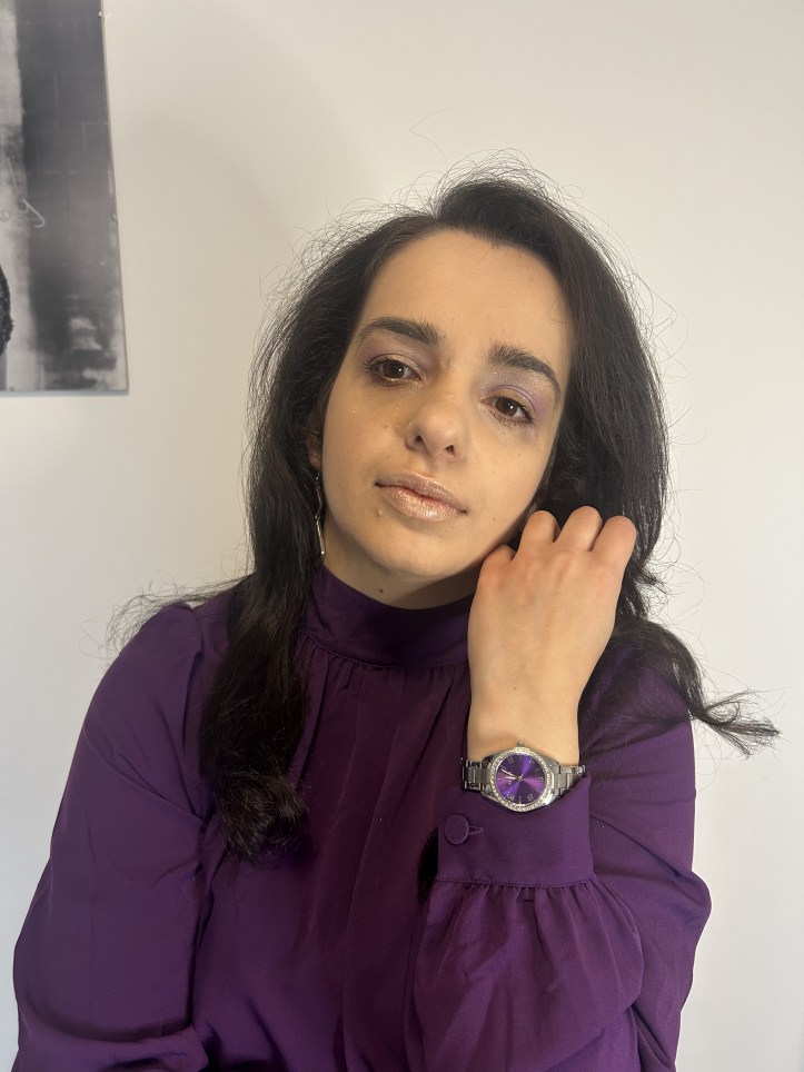 A look with the summer it-piece shorts based on the purple trend make-up.