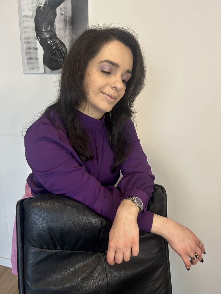 A look with the summer it-piece shorts based on the purple trend make-up.