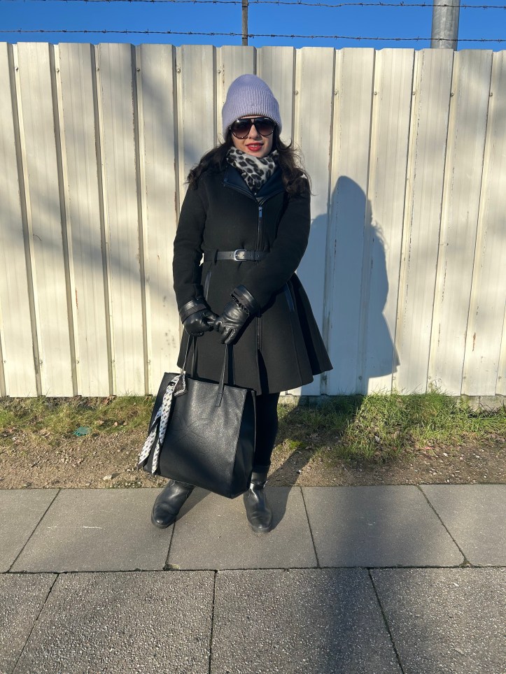 Accentuated waist with a trendy autumn-coat.