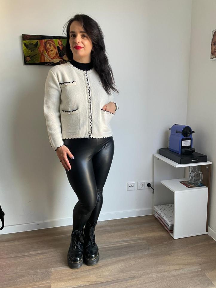 A look in black with a white cardigan à la Prada and red lips.