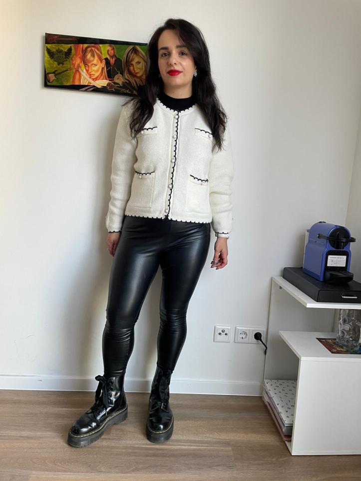 A look in black with a white cardigan à la Prada and red lips.