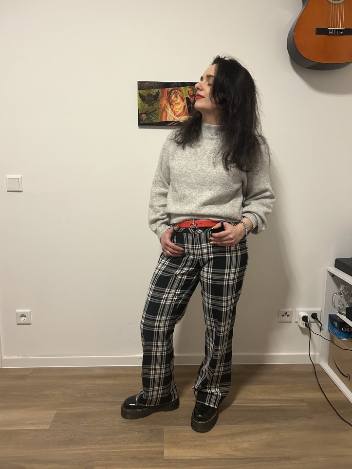 Grey worn in a clean cut with colorful accents shining through.