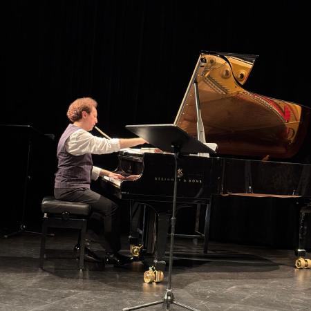 Leon Gurvitch vertieft in seine Arbeit