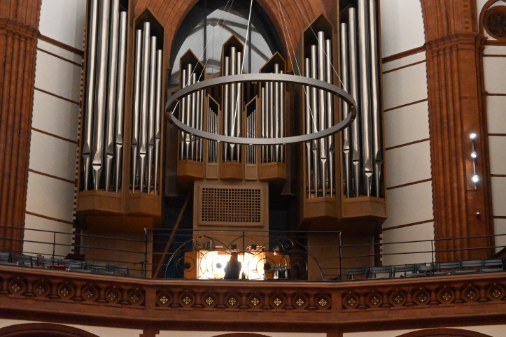 Ayumi Kitamura auf der Orgel