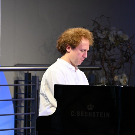 Leon Gurvitch spielt am Klavier von C. Bechstein