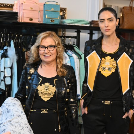 Designerin Liz Malraux mit Model Zoe Helali.